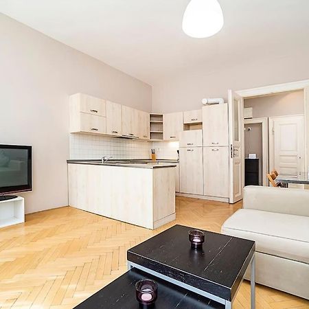 Cozy And Sunny Apartment In Uptown Прага Экстерьер фото
