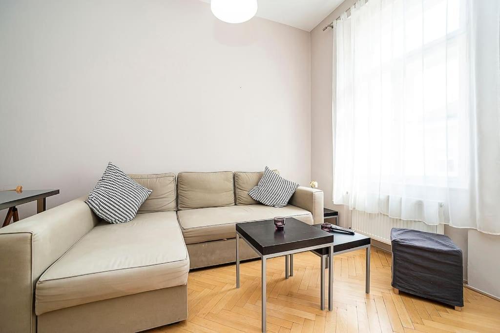 Cozy And Sunny Apartment In Uptown Прага Экстерьер фото