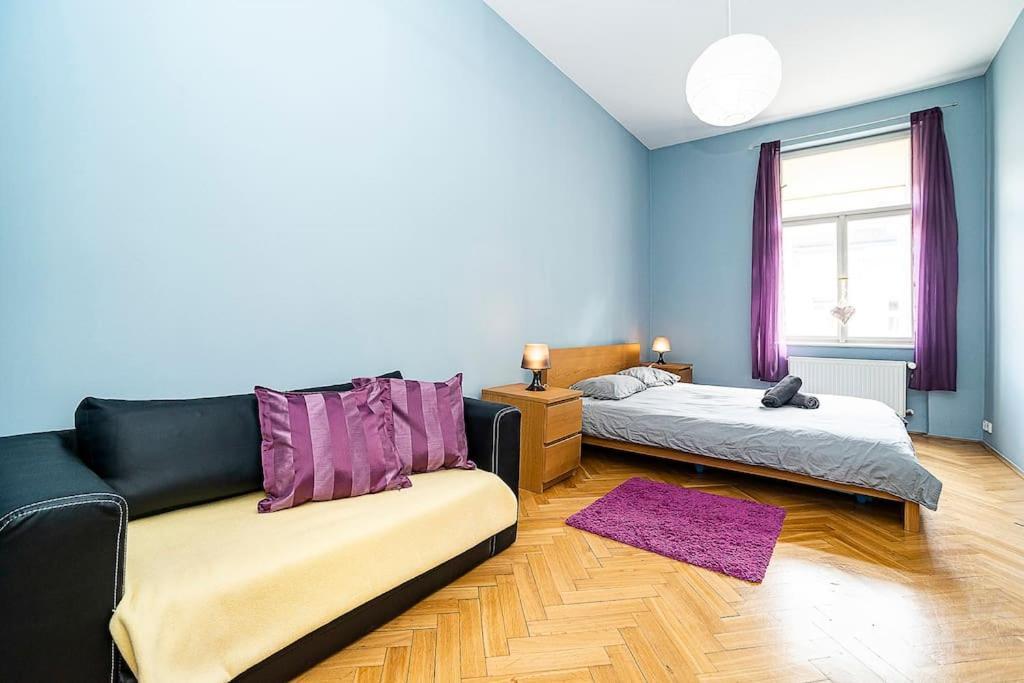 Cozy And Sunny Apartment In Uptown Прага Экстерьер фото